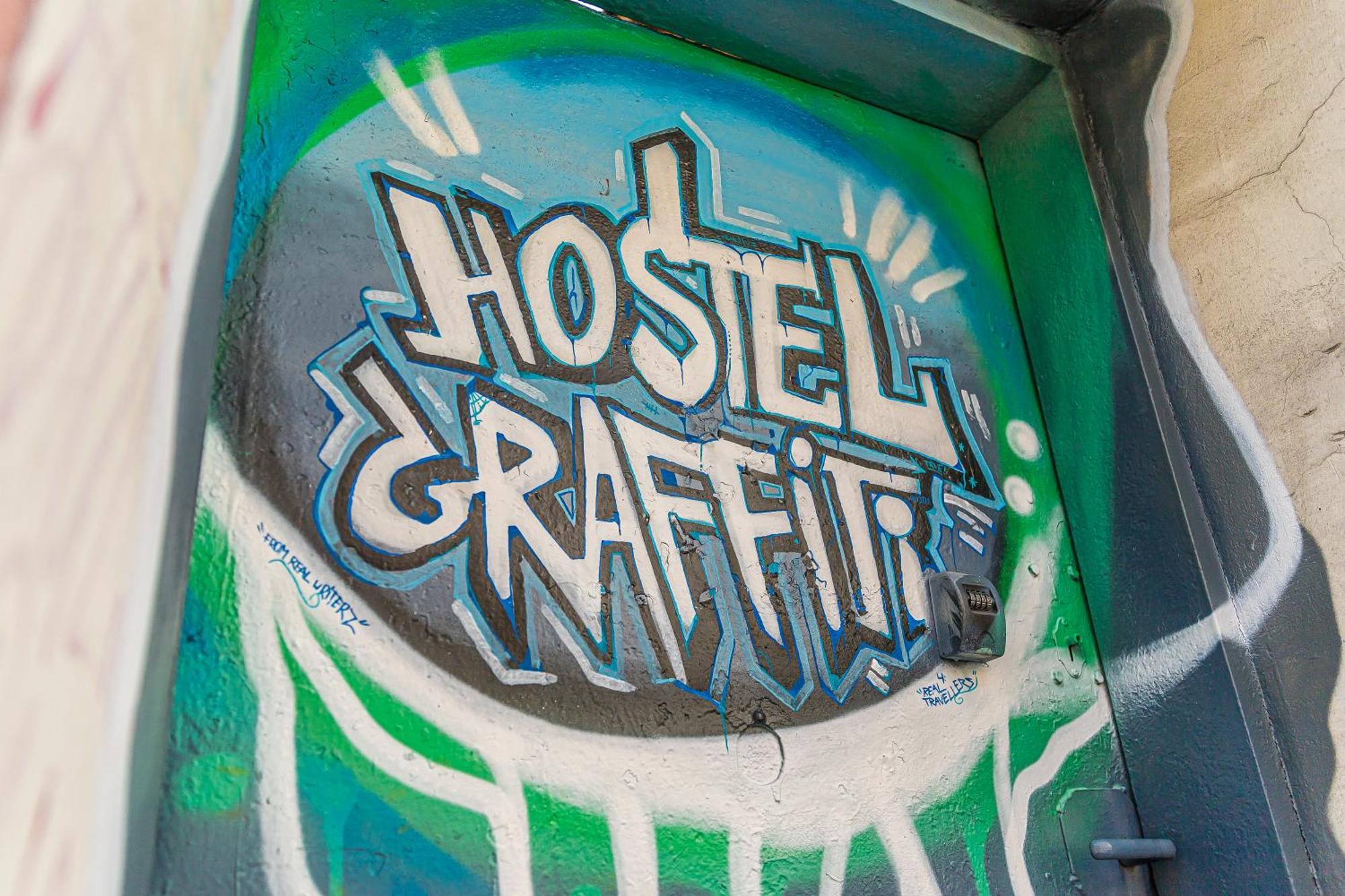 Hostel Graffiti Krakau Buitenkant foto